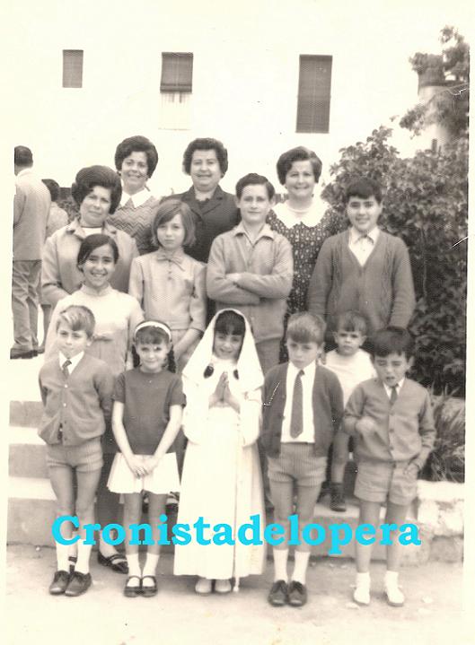 Primera Comunion de la loperana Juliana Soler Herrador junto a sus familiares en el patio del Convento de las Hermanas de la Cruz. Año 1969. Foto cortesía de Diego Peréz Herrador.