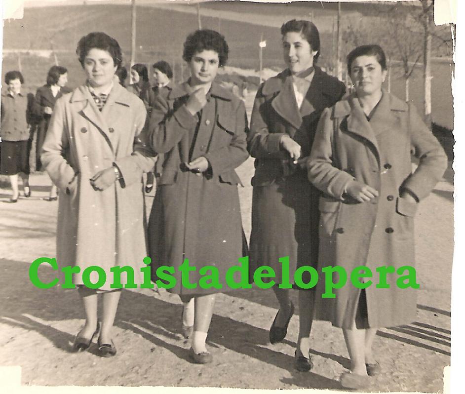 Paseo matinal por la carretera de Villa del Río en los años 60 de la mano de las loperanas Ana Martínez, Carmen Huertas, Mª Pepa Marin y Encarna Huertas.