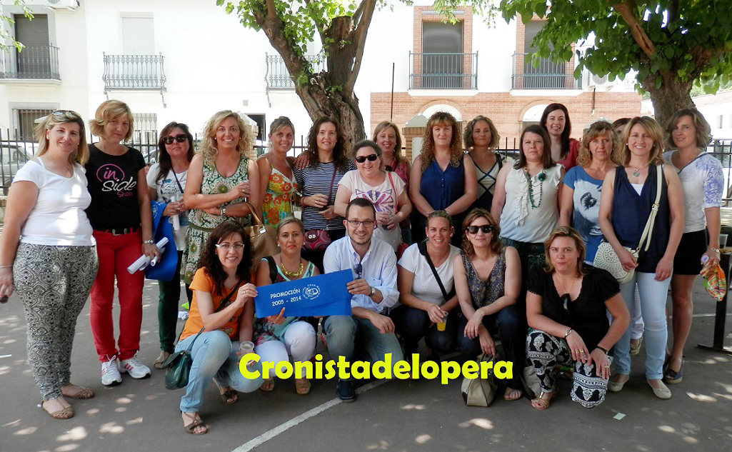 Grupo de madres de los alumnos de la Promoción 2005-2014 del CEIP Miguel de Cervantes junto con los tutores de 6º de Primaria Fernando y Manoli.