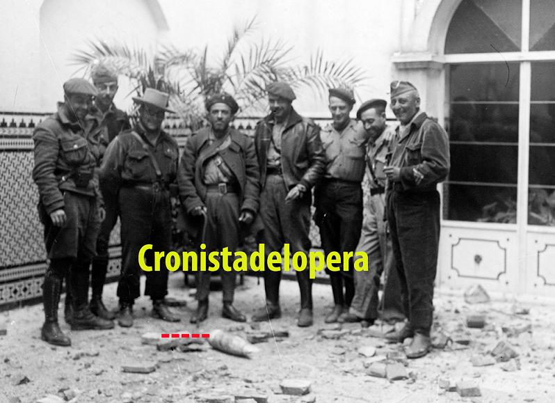 Tropas Nacionales junto al Teniente Coronel Redondo en la Comandancia de Lopera posando con un proyectil de la Batalla de Lopera. Enero 1937