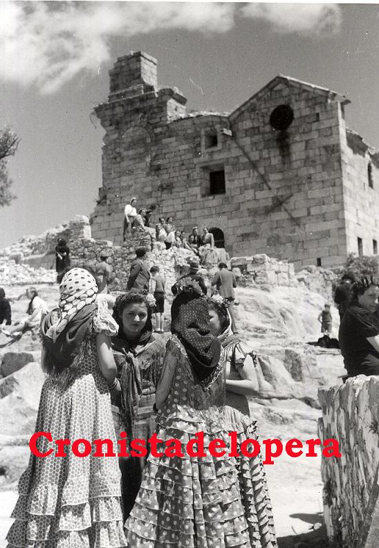 Grupo de mujeres en la primera Romería de la Virgen de la Cabeza tras la guerra. Año 1941. A fondo detalle de como se encontraba la portada del Santuario.