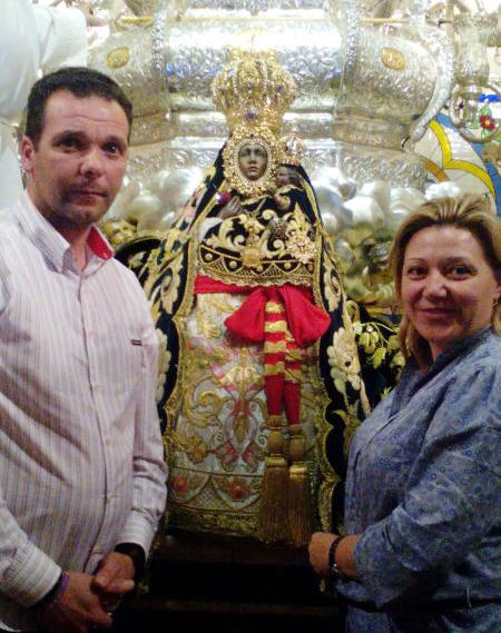 El sueño cumplido del matrimonio Martínez Bueno de Lopera que el día 25 de Junio tuvieron la oportunidad de presenciar el cambio de manto de la Virgen de la Cabeza en su camarín, con el privilegio de poder tener en sus manos a la Reina de Sierra Morena.
