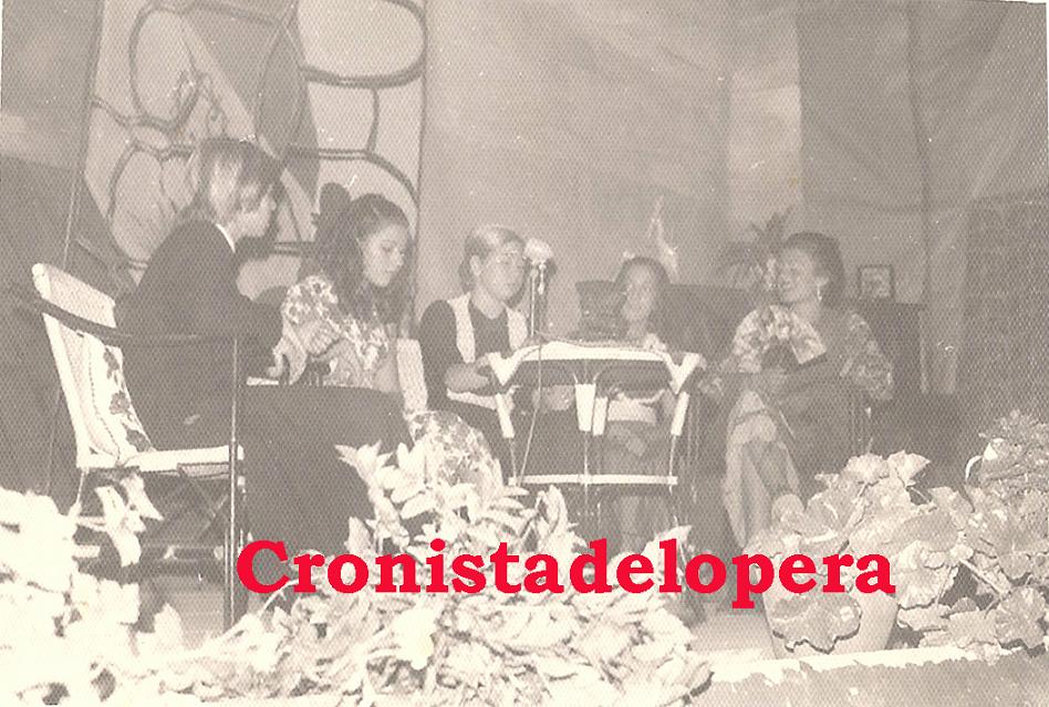 Representación por un grupo de loperanas de la obra de Teatro "Puebla de las mujeres" un 15 de Septiembre de 1972 en el antiguo Cine Cervantes de invierno. En la foto: Paqui Chiquero, Carmen Sanz, Ana Pérez, Cati Sanz y Carmen Quero.