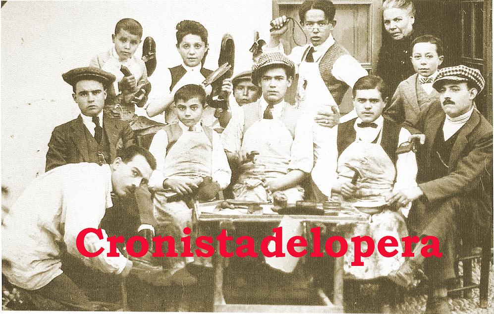 Taller de Zapatería de Lopera. Año 1929. Maestro, Oficiales y aprendices.