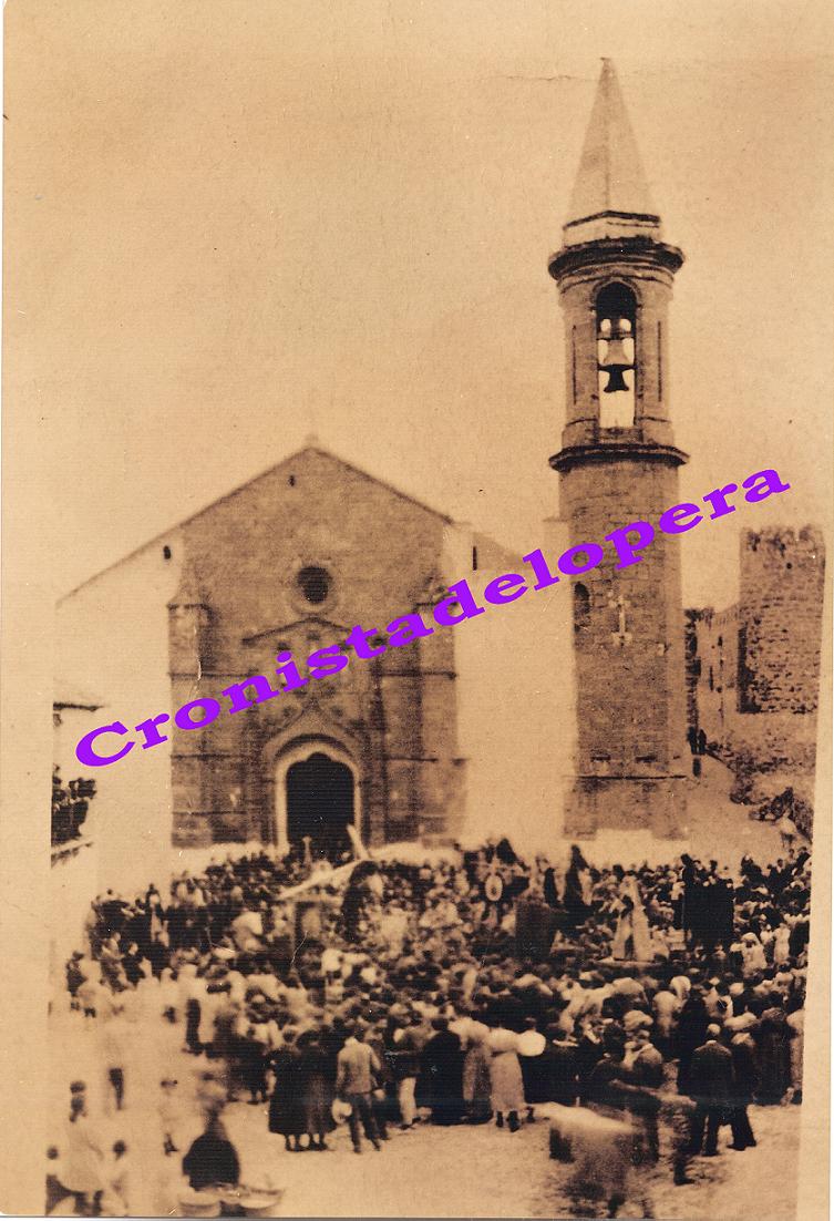 Paseo matinal por la Plaza Mayor de Lopera en 1921 de la mano del encuentro de Ntro. Padre Jesús Nazareno con otras imagenes de Semana Santa de Lopera