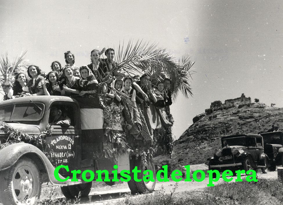 Romería de la Virgen de la Cabeza de Andújar 1941. Grupos de romeros de Linares en camionetas y al fondo el Santuario derruido.