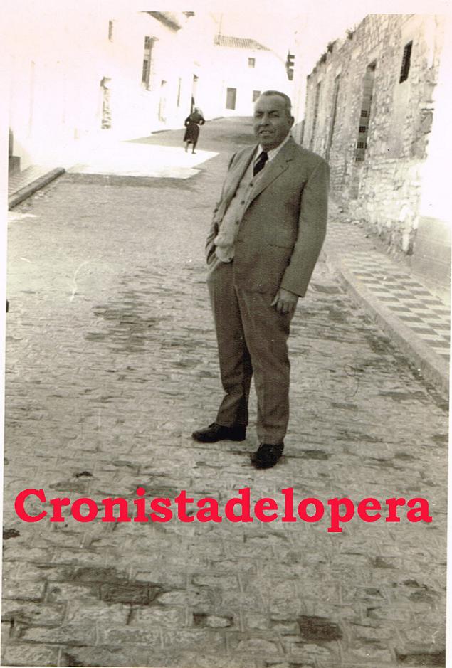 Paseo matinal por la calle Sagasta de Lopera en 1972 de la mano del loperano Rafael Campos Castro "El Cordobés"