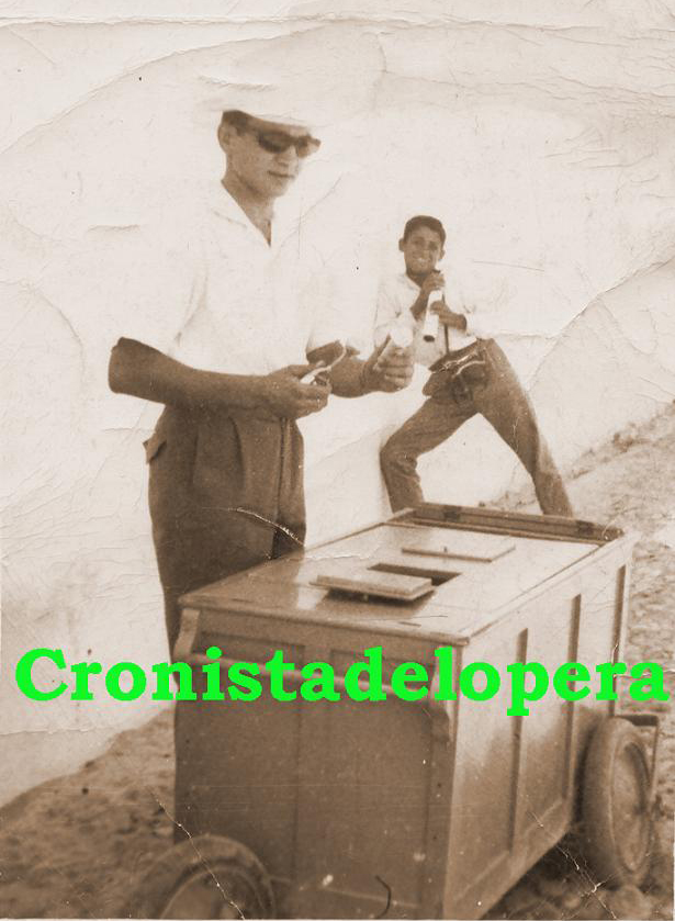 Recuerdo a los vendedores ambulantes de helado: Miguel Antelo "Canasta" con su carro de helado junto a Diego Aviño "Camisón". Foto Año 1962 gentileza de Antonio Chueco.