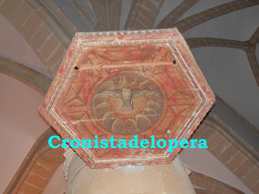 ¿Sabias que el tornavoz del púlpito de la Iglesia Parroquial de Lopera conserva unas pinturas del siglo XVII que simbolizan al Espíritu Santo en forma de paloma?.