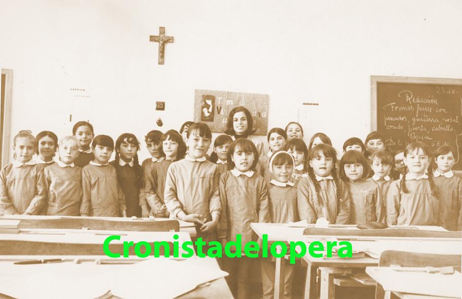 Grupo de Alumnas de 2º de EGB con su Maestra Maria Luisa García Bruna. Curso 1969/70