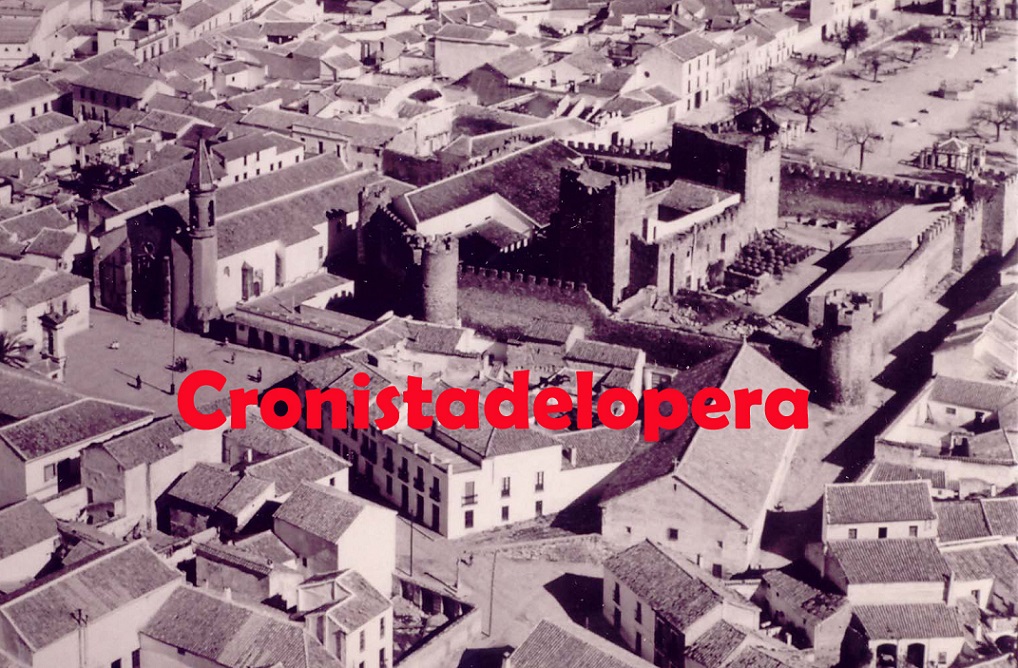 Vista aérea de la Villa de Lopera en el año 1950. Detalles de la Plaza Mayor, el Castillo con la muralla derruida y el Paseo de Colón terrizo.