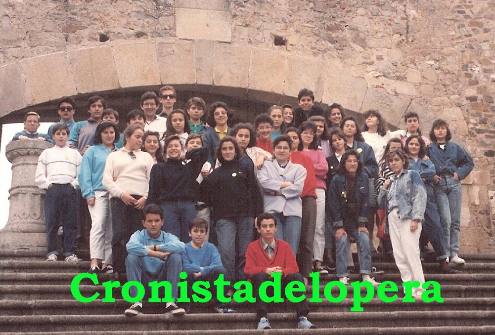 Grupo de Alumnos de 8º de EGB del Colegio Miguel de Cervantes de Lopera en la excursión de fin de curso 1988-89 en Cáceres.
