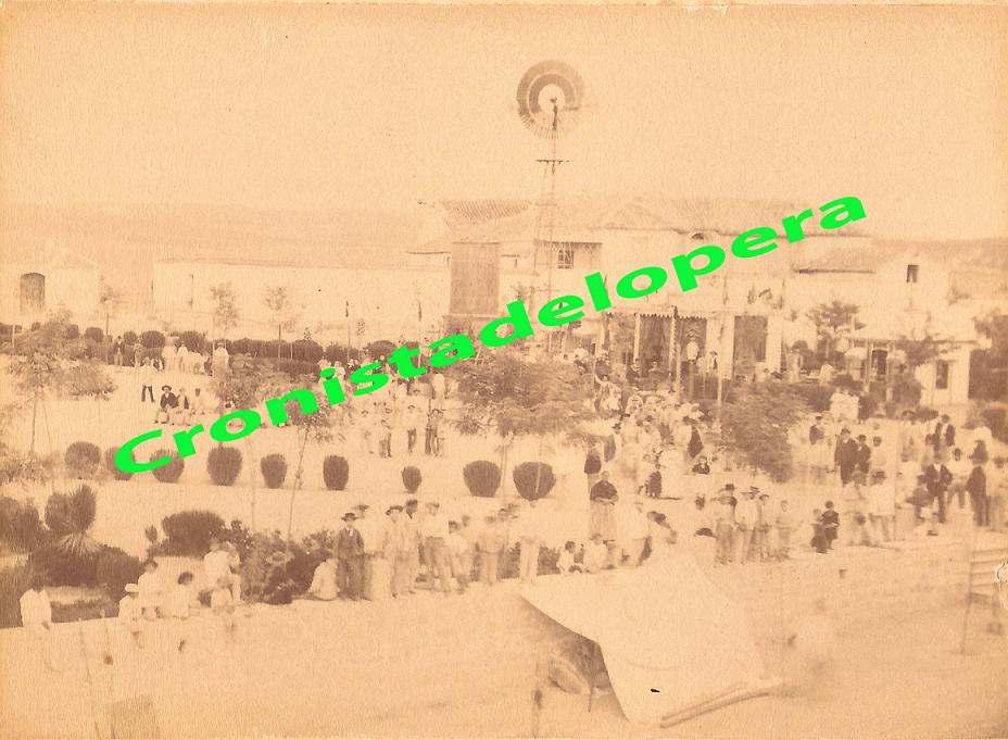 Paseo vespertino por el Paseo de Colón en un día de Feria de los Cristos en 1900. Foto tomada desde el castillo