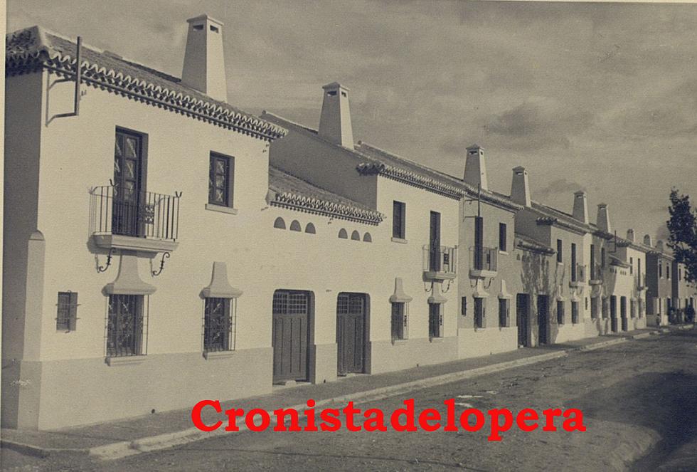 Paseo matinal por la Calle Carretera de Porcuna (hoy Vicente Rey) en 1945. Las nuevas casas levantas por Regiones Devastadas aún no estaban habitadas, detalle de los cristales.