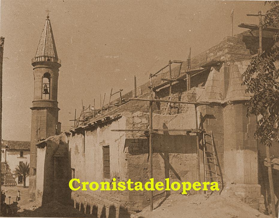 Obras de restauración en la techumbre de la Parroquia de Lopera tras la Guerra Civil por la Empresa Regiones Devastadas. Año 1944
