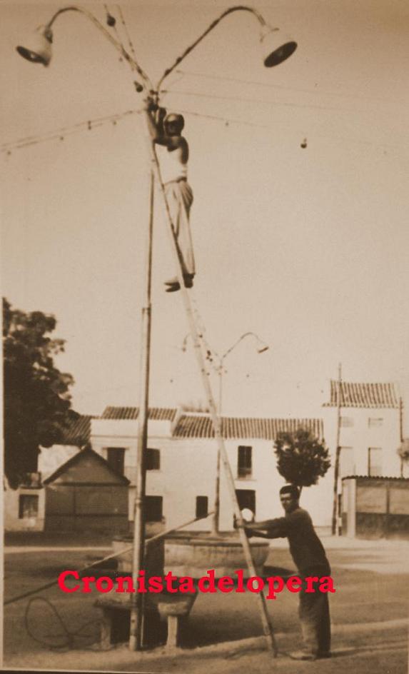 Los loperanos José Hombrado y Bartolomé Vallejo preparando el alumbrado de la Feria de los Cristos. Años 70
