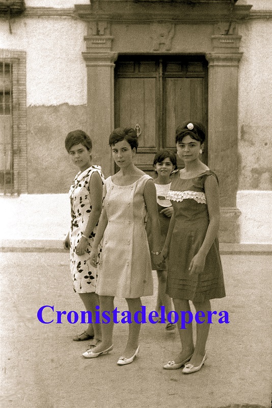 Grupo de Loperanas camino de donde estaba Teléfonos (calle Real) para dedicar discos a través de la Emisora Parroquial de Lopera. Año 1965