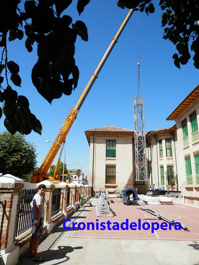 Comienza la instalación de una grúa gigante en el recreo del Colegio Miguel de Cervantes para las obras en la techumbre del colegio