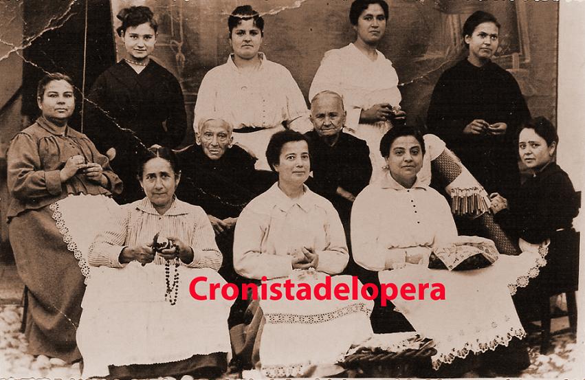 Grupo de Loperanas haciendo labores de bolillos y rezando el Santo Rosario. Año 1925