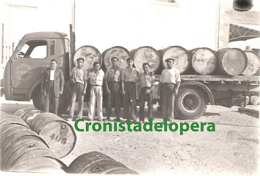 Operarios de la Cooperativa Oleícola La Loperana en 1948