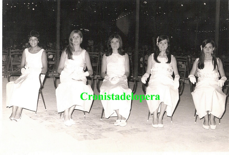 Reina y Damas de Honor de la Feria de los Cristos. Año 1969. De izquierda a derecha: Paqui Clemente, Pilar Martínez, Ana Pilar Pérez (Reina), Pauli Medina y Natividad Moreno.
