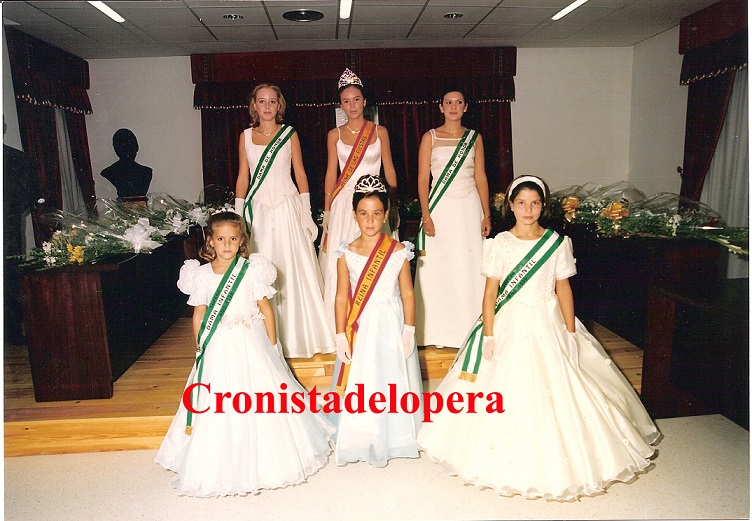 Reina y Damas de Honor de la Feria de los Cristos del año 1999. De izquierda a derecha: Elena Infantes, Mª Teresa Medina (Reina Mayor 1999) y Juana Mª García. Sara Cardeña, Cristina Alcalá (Reina Infantil 1999) y Rosalía Valenzuela.