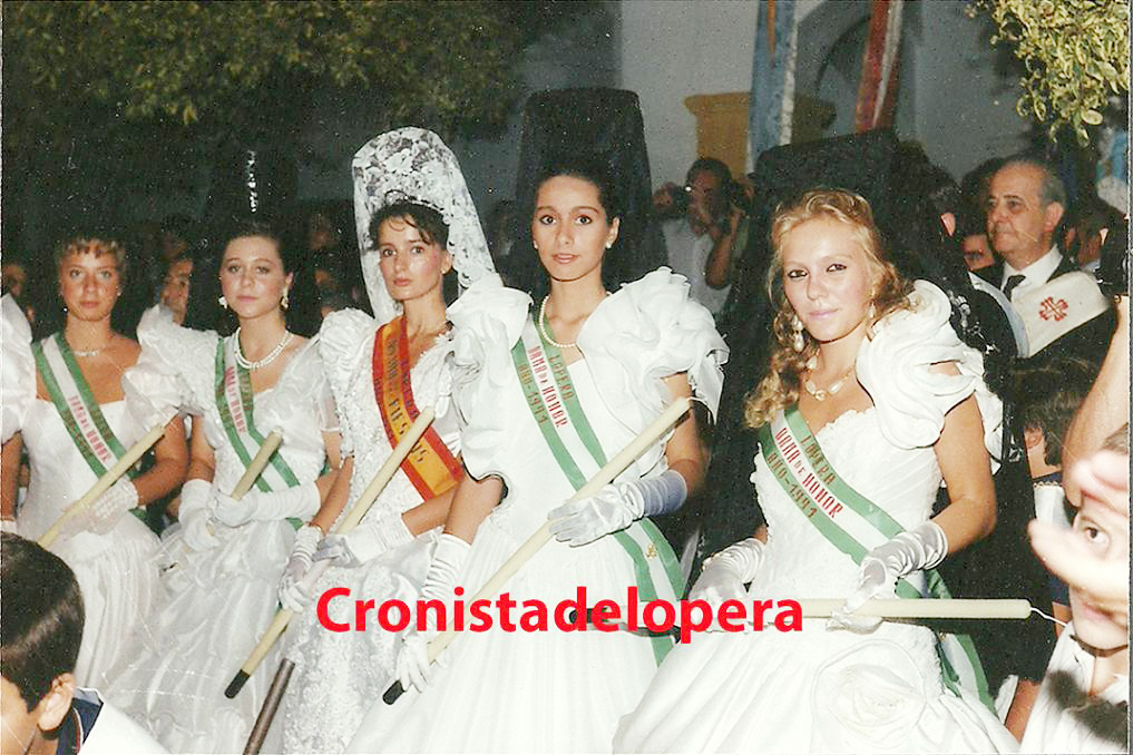 Reina y Damas de Honor Mayores de la Feria de los Cristos 1991. De izquierda a derecha: Quiomar Gómez, Mª Lina Espinosa, Consuelo Valenzuela (Reina Mayor 1991), Susana Gómez y Loli de la Torre.