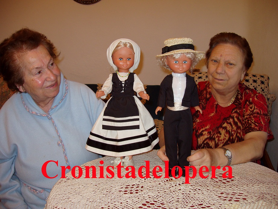 Las entrañables loperanas Ángela y Pepita Uceda recrean en unos muñecos el traje típico de Lopera.