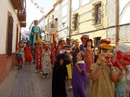 La tradicional Cabalgata de Gigantes y Cabezudos partirá desde la Plaza de Ayuntamiento acompañada por la Asociación Musical Pedro Morales el viernes 22 de Agosto a partir de 19,30 horas.