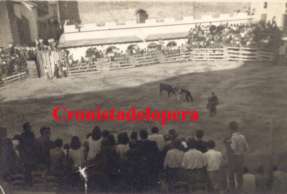 Otro recuerdo entrañable de la Feria de los Cristos eran las Capeas en plena Plaza Mayor que se prolongaban hasta el día de Jesús. En la foto una capea del año 1944.