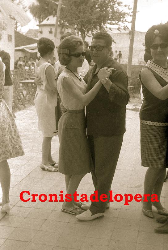 Hoy nuestro recuerdo por el pasado de la Feria de los Cristos lo dedicaremos a los bailes matinales en el Jardín Municipal.  En la foto José Santiago y Maria Espinosa en 1963