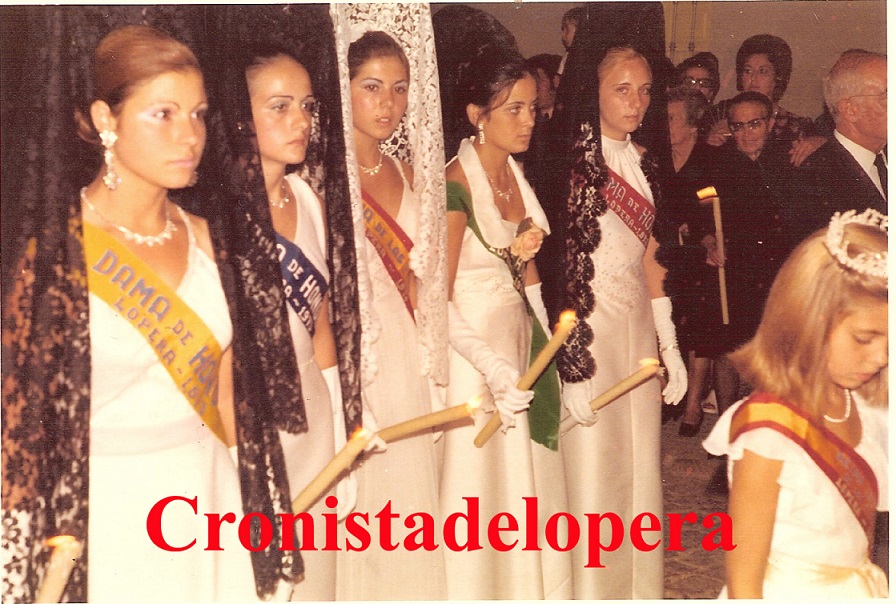 Reina y Damas de Honor de la Feria de los Cristos del año 1973. De izquierda a derecha: Consuelo Valenzuela, Antonia Herrero, Paqui Chiquero (Reina Mayor 1973), Loli Medina y Conchi Marín. Y la niña Laura Higueras (Reina Infantil). Foto cortesía de Paqui Chiquero.