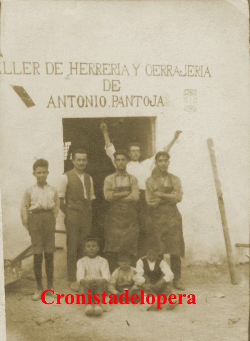 Taller de Herrería y Cerrajería de Antonio Pantoja Lopera, Maestro Herrero de Marmolejo que se instaló en Lopera en 1927.