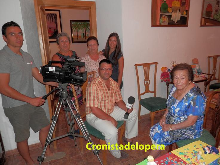 Hoy sábado 30 de Agosto a partir de la 12 de la mañana se emite en Canal 45 TV de Andújar un interesante Reportaje sobre el Museo de Arte Naïf, muñecas y objetos reciclados de plástico de la loperana Ángela Uceda Díaz. El Reportaje se volverá a emitir cada 4 horas durante el fin de semana.