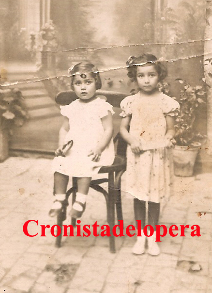 Las Hermanas Ana y Paula Coca Casado en el plena Guerra Civil en Lopera 1937.