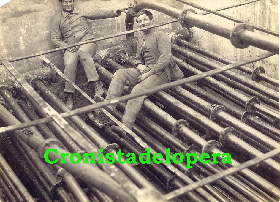 La Fábrica Cabrera "La Loperana" . Aceites de Orujo, Jabones y Carboncilla, hoy publicamos una foto del año 1912 donde aparecen en una parte de la conducciones de la fábrica el dueño de la misma José Labourdette, junto al maestro de la fábrica Antonio Martín.