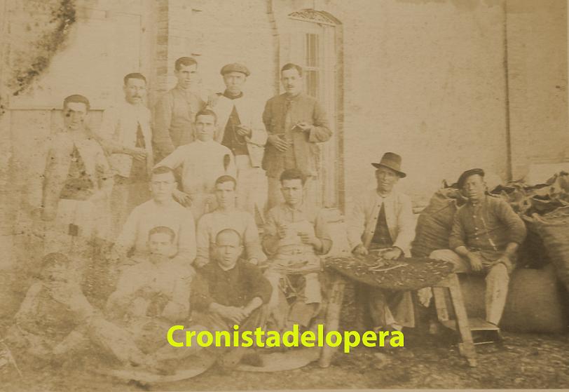 Grupo de molineros en el Molino de D. Ángel Corazón García cosiendo capachos. Año 1915