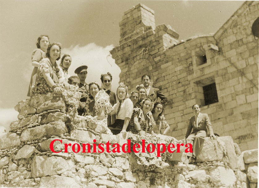 Grupo de mujeres en la Romería de la Virgen de la Cabeza. Andújar 1941. Detalle de como se encontraba la portada del Santuario.