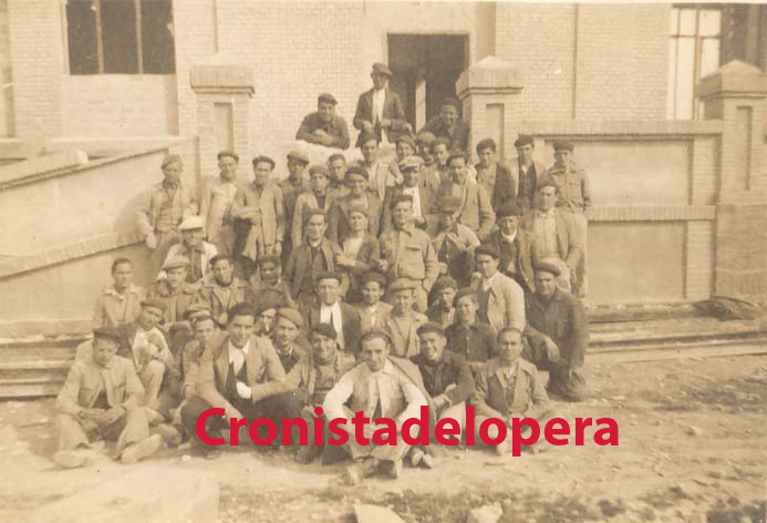 Obreros loperanos que trabajaron en la construcción del Grupo Escolar de Lopera. Años 30