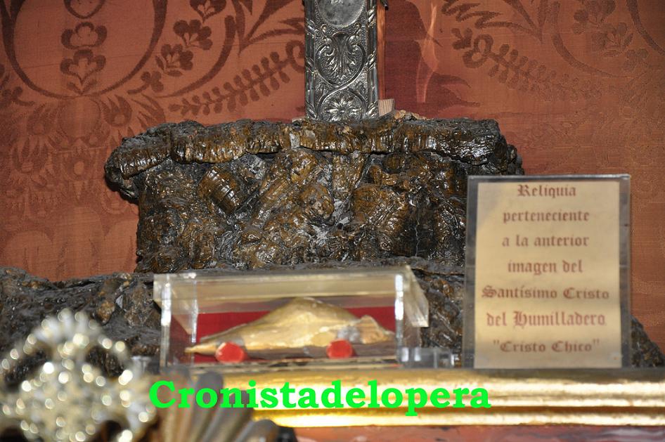 La Ermita del Santísimo Cristo del Humilladero de Lopera conserva en una urna una reliquia de la primitiva imagen del Cristo Chico.