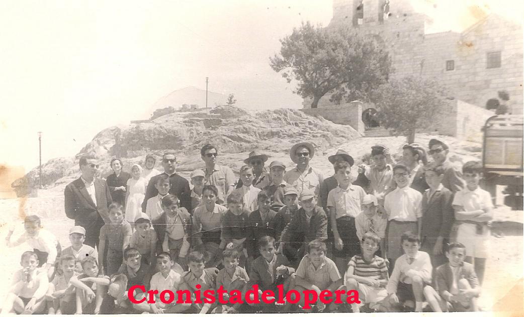 Grupo de Loperanos de excursión en la Virgen de la Cabeza con el párroco Vicente Criado y otras personas en 1960.
