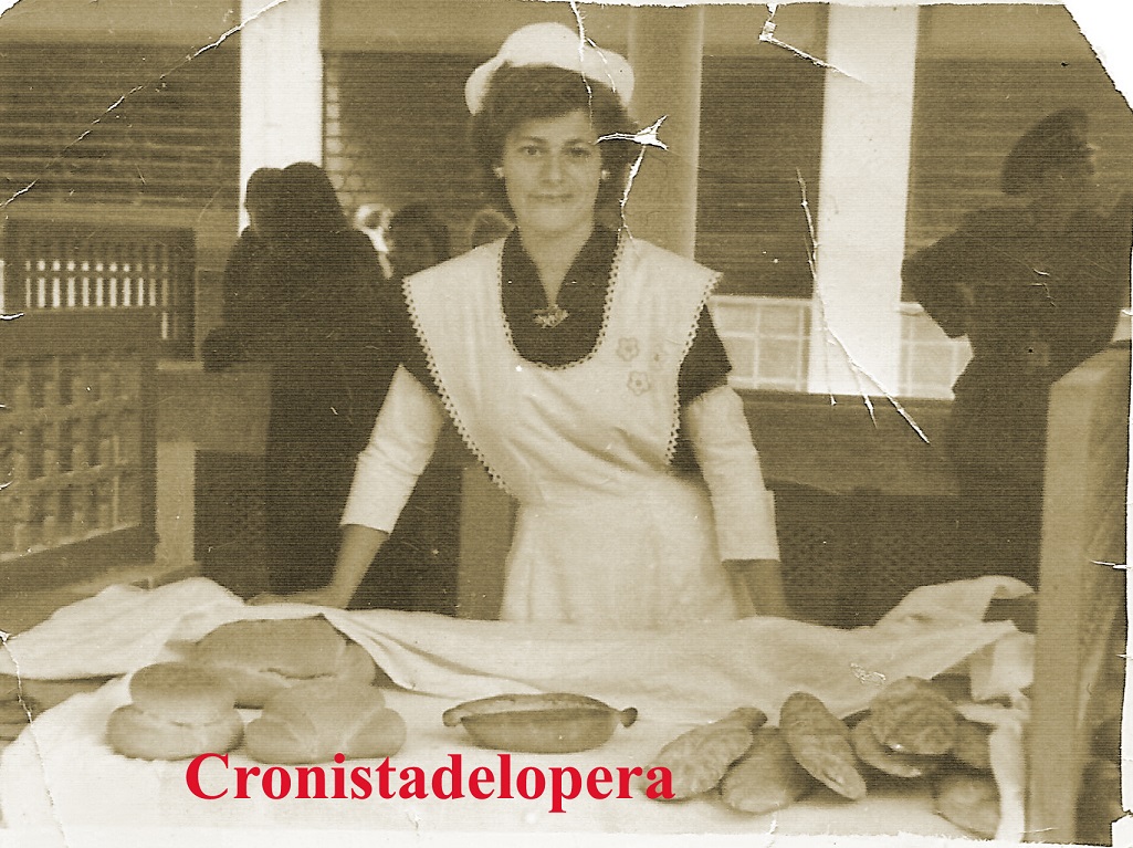 Recuerdo a nuestra querida colaboradora Manuela Delgado González vendiendo pan en la Plaza de Abastos de Lopera un 27-1-1950. Detalles de los panes de cara y suelo, de cantos, los mingos etc.