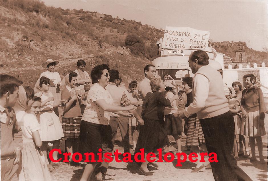 Excursión en los autocares Ureña a la Fuensanta de Montoro (Córdoba) de los Profesores y Alumnos de la Academia de Segunda Enseñanza Santo Tomás de Lopera en 1960. Foto gentileza de Mari Cruz.