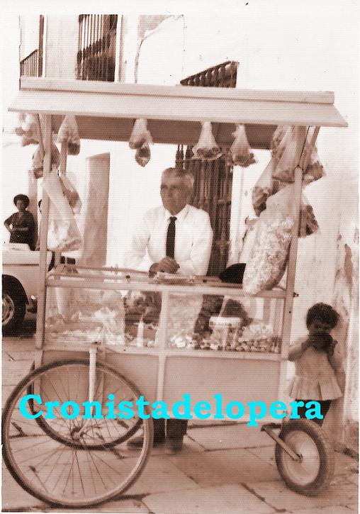 Un recuerdo al loperano Antonio López Díaz "Jesús el de dientes" con su carro vendiendo chucherías.