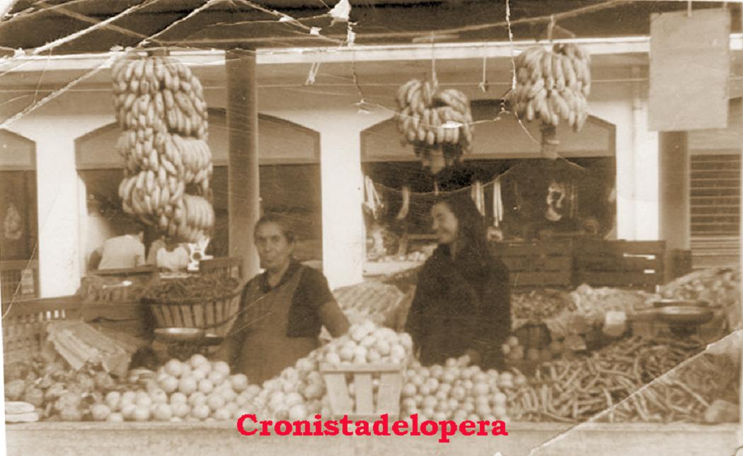 Recuerdo al Puesto de Fruta en el Mercado de Abastos de Lopera de las loperanas Rafaela Cabezas y Agueda Ruíz (Rocio de Lopera) en 1958. Foto gentileza de Rafael Lara.