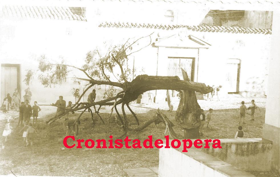 El primitivo "Tapacular" de la Plaza Bernabé Cobo de Lopera destruido por un rayo en una tormenta el 9 de Diciembre de 1957.