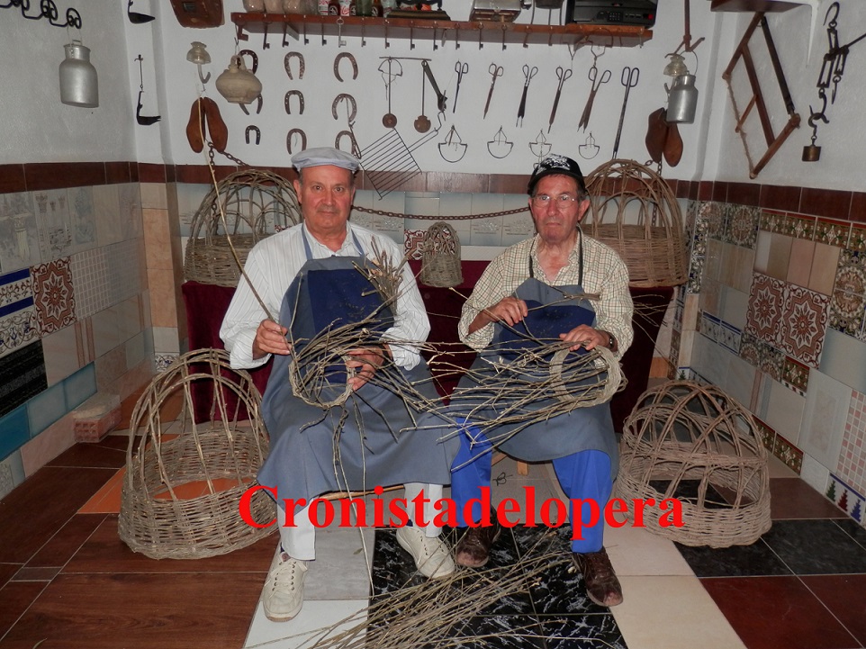 Los loperanos Juan Galán y Bernardo Rosal mantienen viva la tradición de hacer enjugaderas con varetas de olivo.