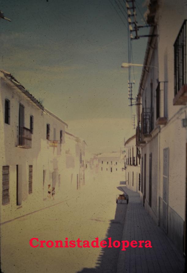 Paseo matinal por el pasado de las calles de Lopera: hoy por la calle Echegaray (hoy Vicente Orti) en 1971. A la izquierda el estanco de María Garrido, a la derecha un carrillo con el que se repartía la cerveza y al fondo el Altozano sin la plaza actual.