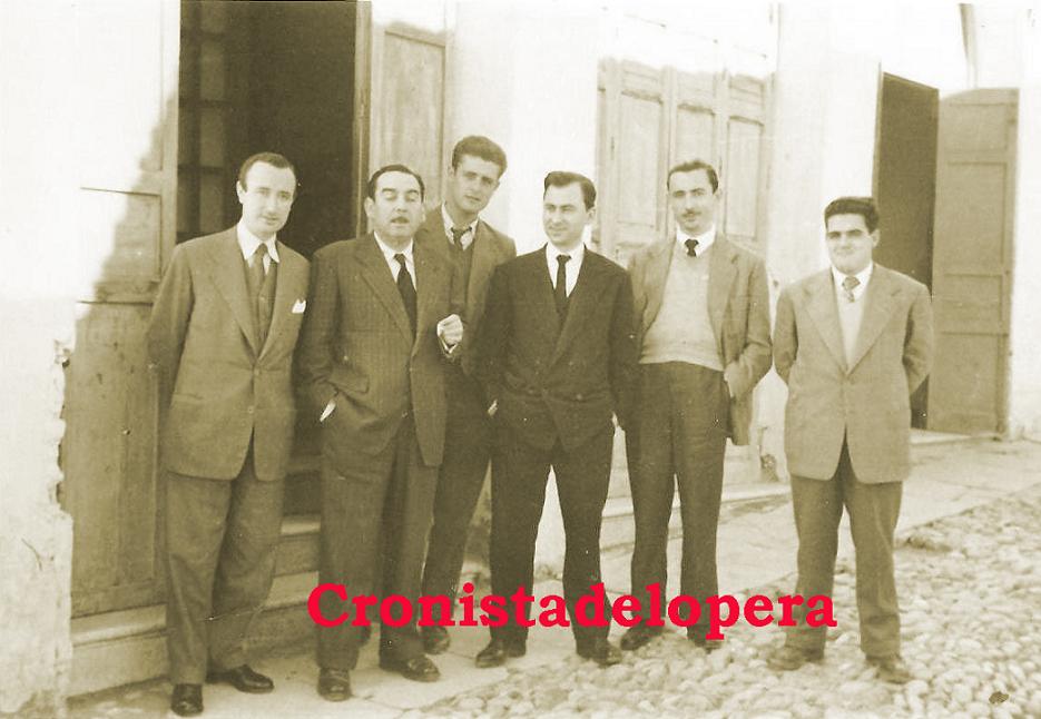 Grupo de loperanos en la puerta de antiguo Cine de Invierno Cervantes.  De izquierda a derecha: Carlos Barberán, Manuel Ruiz, José Mª Gallo, Joaquín Uceda, Eufrasio Barberán y Juan Rodríguez