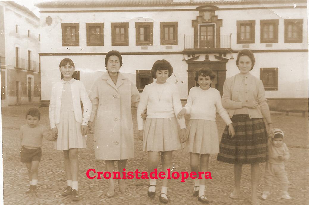 Paseo vespertino por la Plaza Mayor de Lopera en 1962 de la mano de Jerónimo Relaño, Rosario Uceda, Ángela Uceda, Marina Roncero, Leli Roncero, Pepita Uceda y Paqui Roncero.